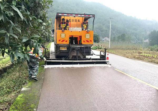 Sinoroader slurry sealer vehicle  helps the development of road construction in the Philippines